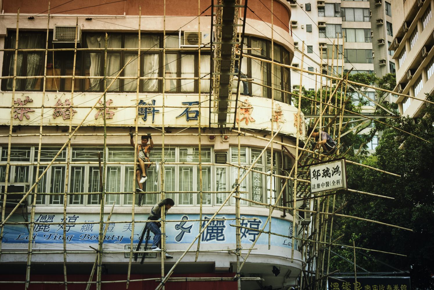 The Architectural Language of Scaffoldings in Cityscapes Exploring the Impact of These Temporary Structures - 13676